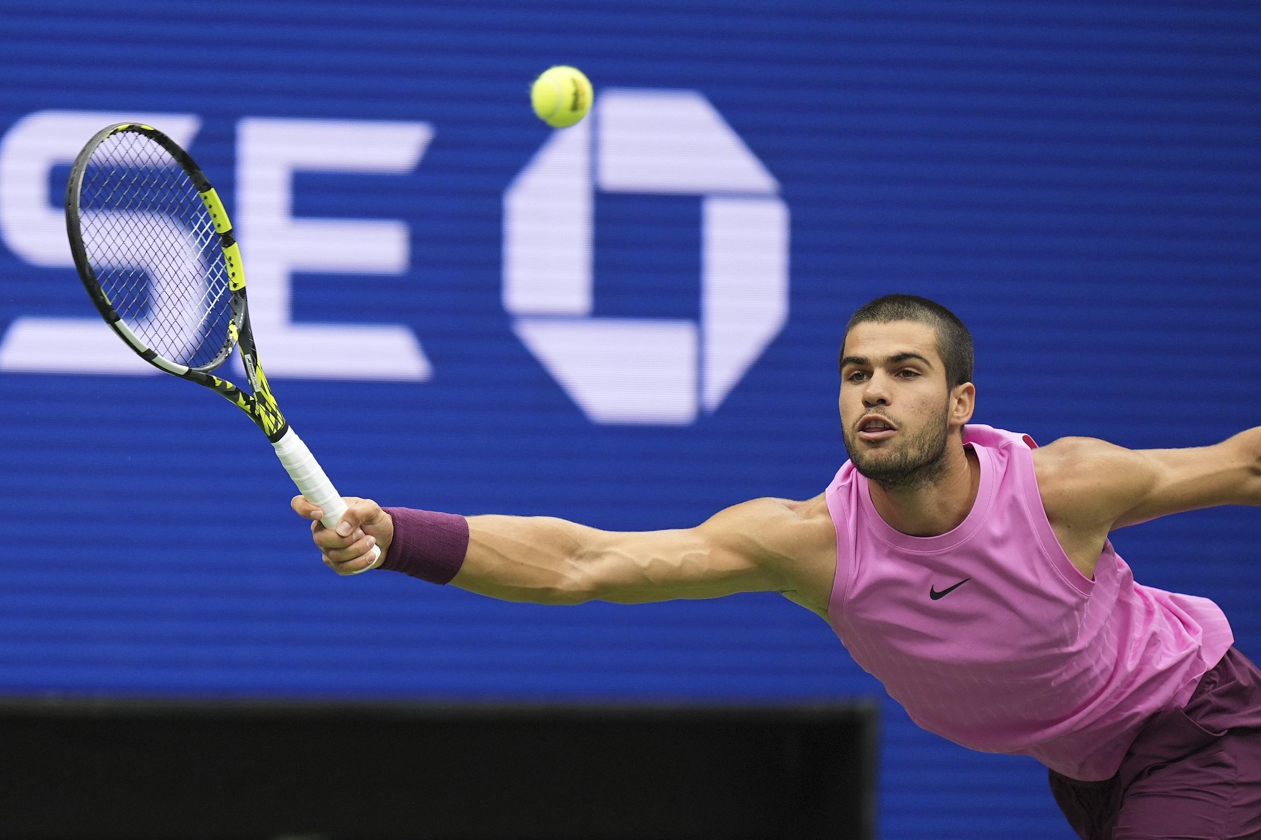 开云体育登录-首盘二度破发拿下，阿尔卡拉斯暂1-0领先辛纳